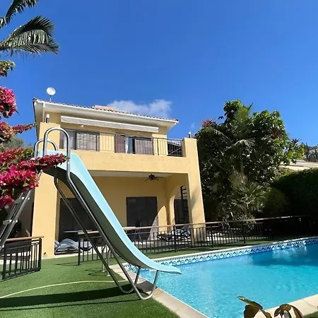 Villa Heights Luxury 3bedroom Villa- Private Pool, Garden & Sunset Views